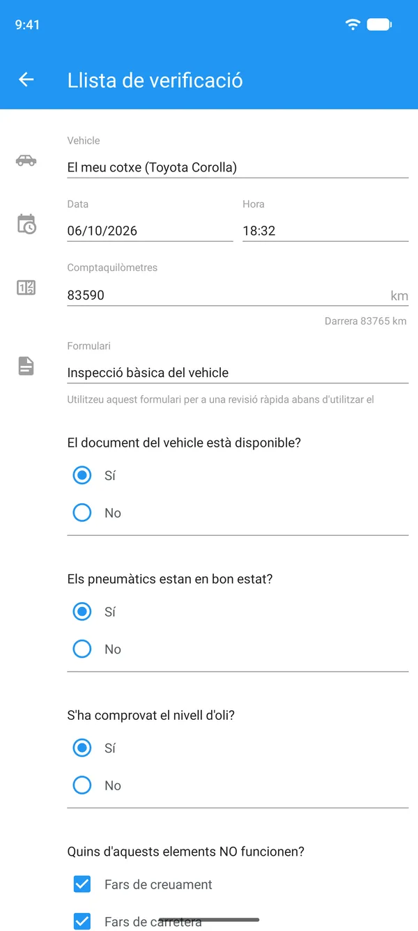 Llista de verificació del vehicle omplerta al mòbil, amb el vehicle, el comptaquilòmetres i respostes de sí o no