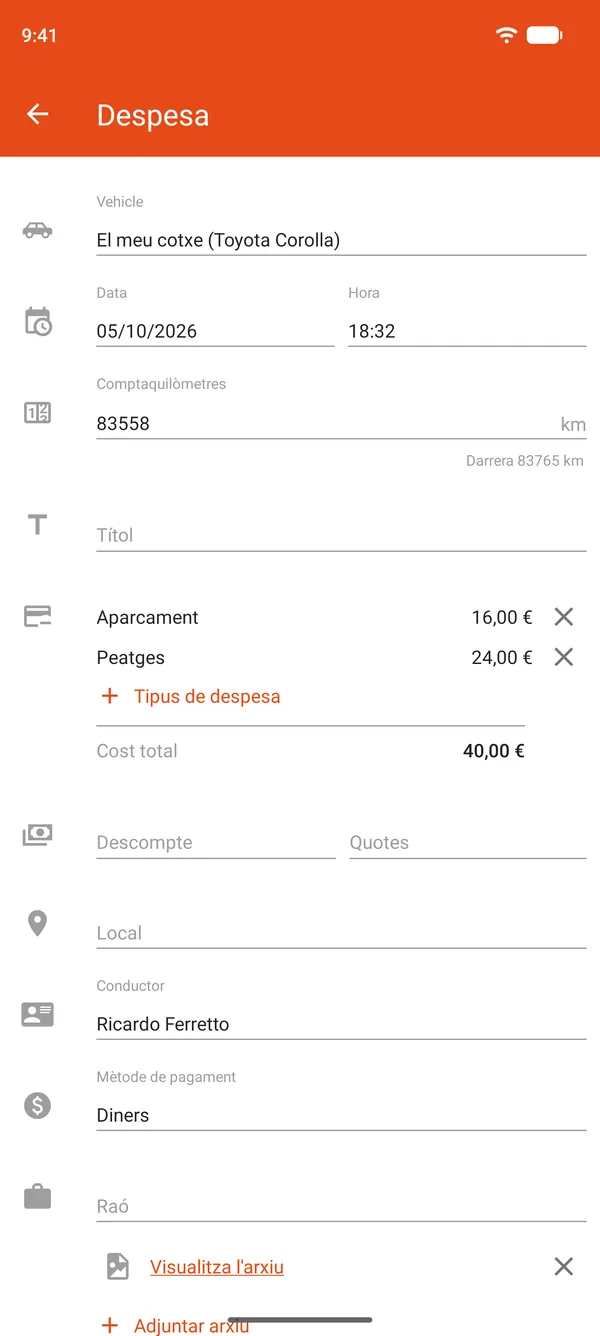 Registre d'una despesa d'aparcament i peatges, amb un descompte i pagament fraccionat