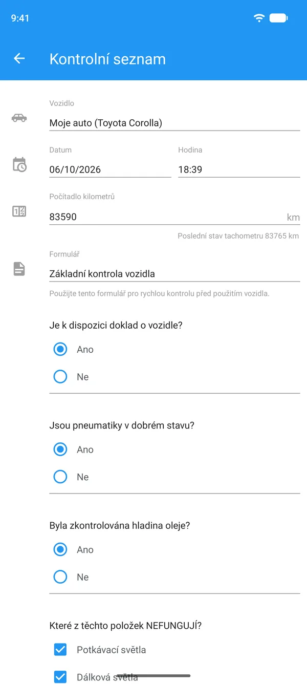 Kontrolní seznam vozidla vyplněný v telefonu, s vozidlem, stavem tachometru a odpověďmi ano/ne