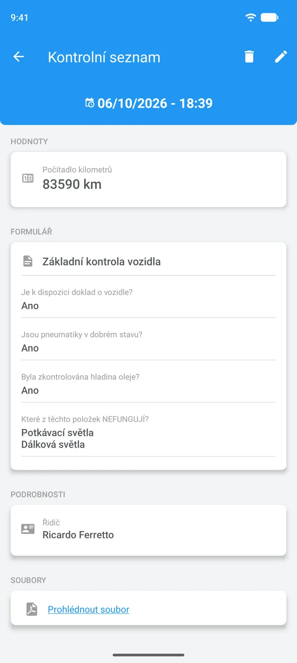 Vyplněný kontrolní seznam v Drivvo s odpověďmi, řidičem a přiloženým souborem