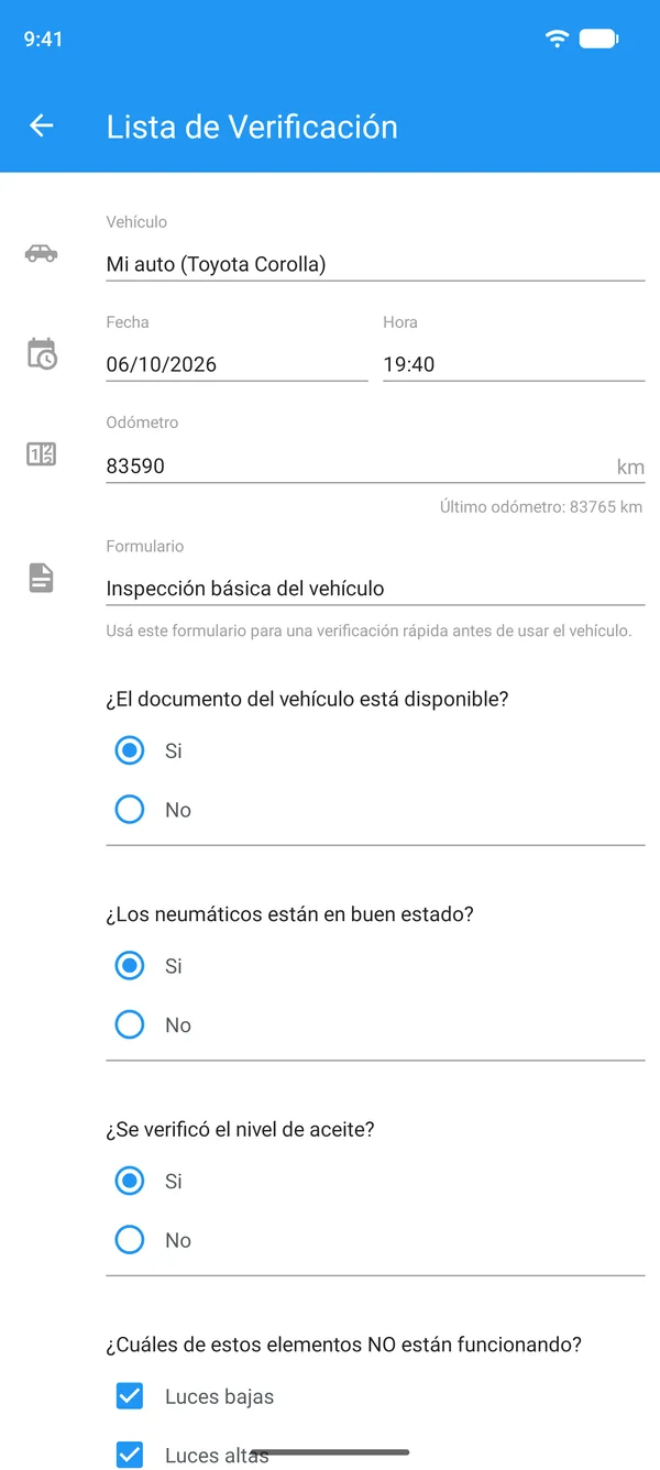 Lista de verificación del vehículo completada en un celular, con vehículo, odómetro y respuestas de sí o no