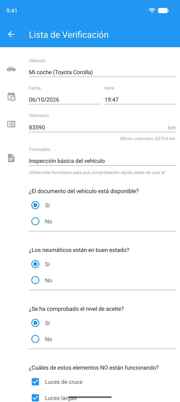 Lista de verificación del vehículo rellenada en un móvil, con vehículo, odómetro y respuestas de sí o no