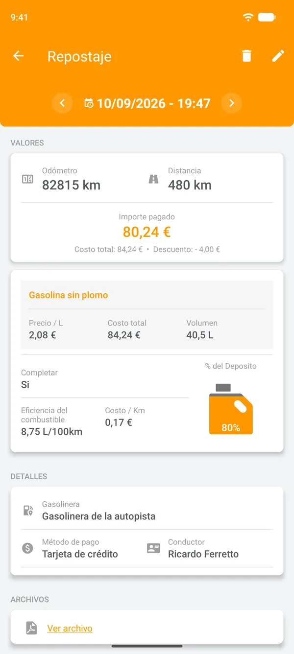 Reabastecimiento guardado con la eficiencia del combustible, la distancia recorrida y el coste por distancia