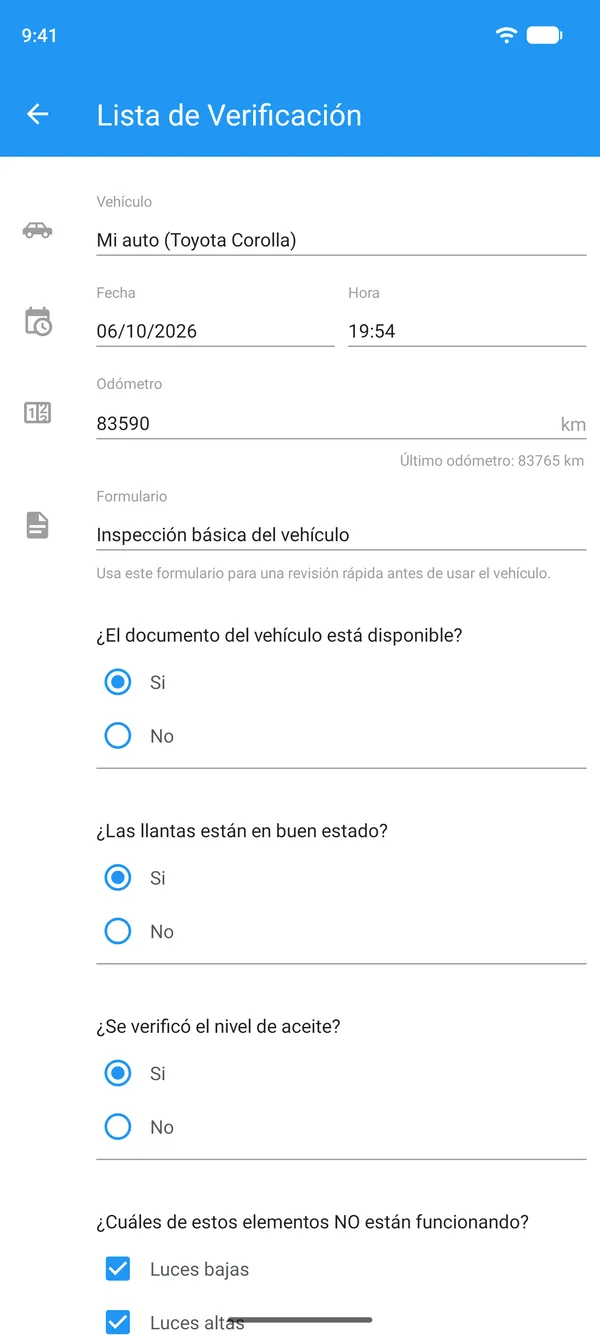 Lista de verificación del vehículo llenada en un teléfono, con vehículo, odómetro y respuestas de sí o no