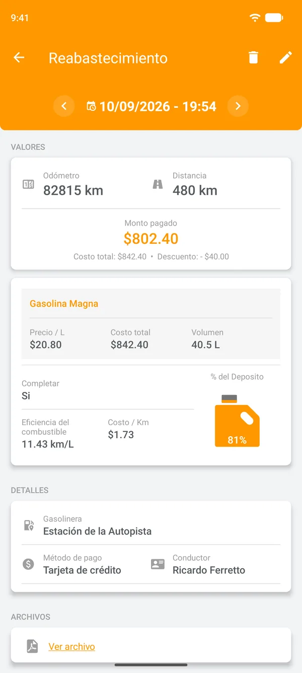 Reabastecimiento guardado con eficiencia del combustible, distancia recorrida y costo por distancia