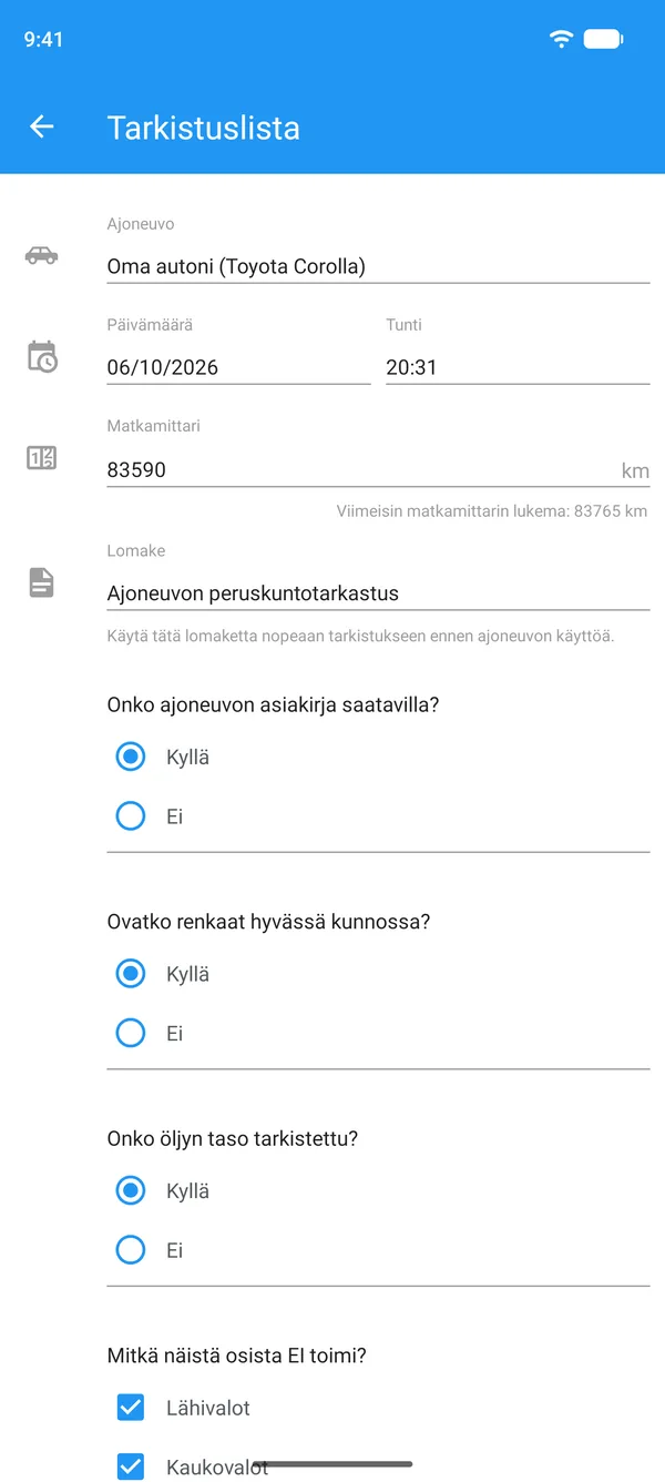 Puhelimella täytetty ajoneuvon tarkistuslista, jossa näkyvät ajoneuvo, matkamittarin lukema sekä kyllä- ja ei-vastaukset