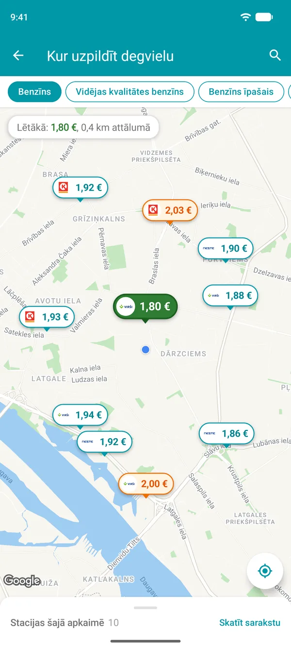 Karte Drivvo lietotnē ar benzīna cenu katrā tuvējā degvielas uzpildes stacijā un lētāko staciju zaļā krāsā