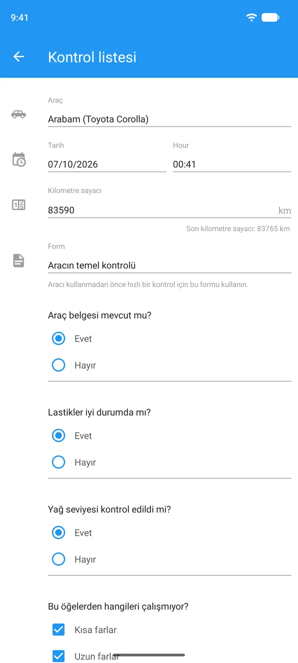 Telefonda araç, kilometre sayacı ve evet veya hayır yanıtlarıyla doldurulmuş araç kontrol listesi