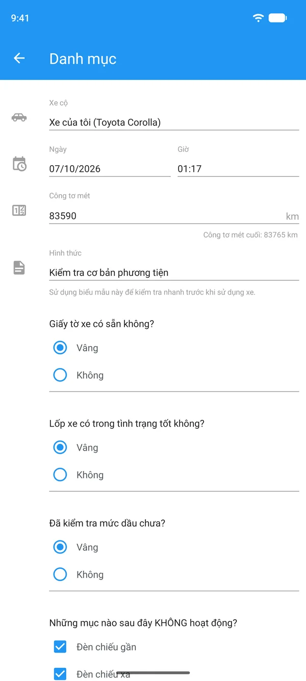 Danh sách kiểm tra xe được điền trên điện thoại, gồm xe, chỉ số công tơ mét và câu trả lời có hoặc không